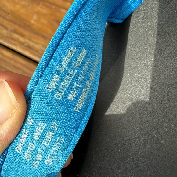 Olukai flip flops Women’s size 7 - Picture 2 of 3